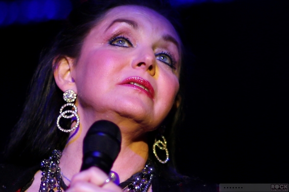 does crystal gayle still tour